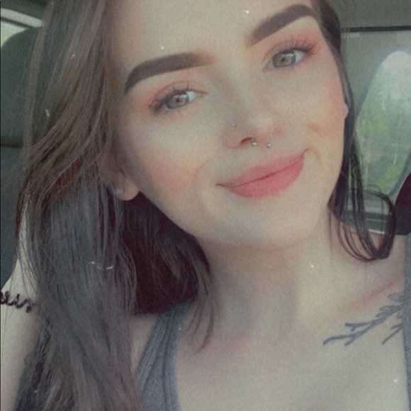 Meet your Posher, Stephanie - Picture 1 of 1